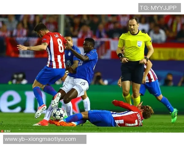 杜尚别独立球员门前制造威胁胜利球员极限倒勾解围展现精彩防守